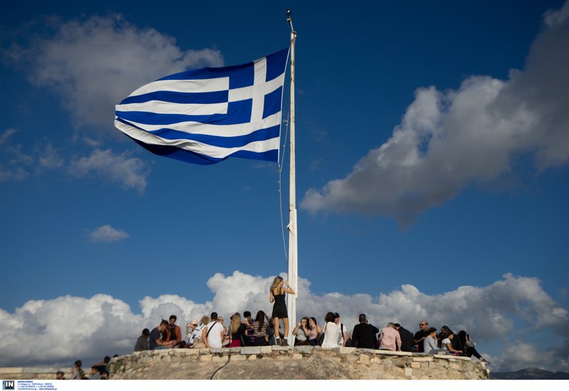 «Βούλιαξε» η Ακρόπολη από τον κόσμο -Ελεύθερη η είσοδος λόγω εθνικής επετείου [εικόνες] | iefimerida.gr 1