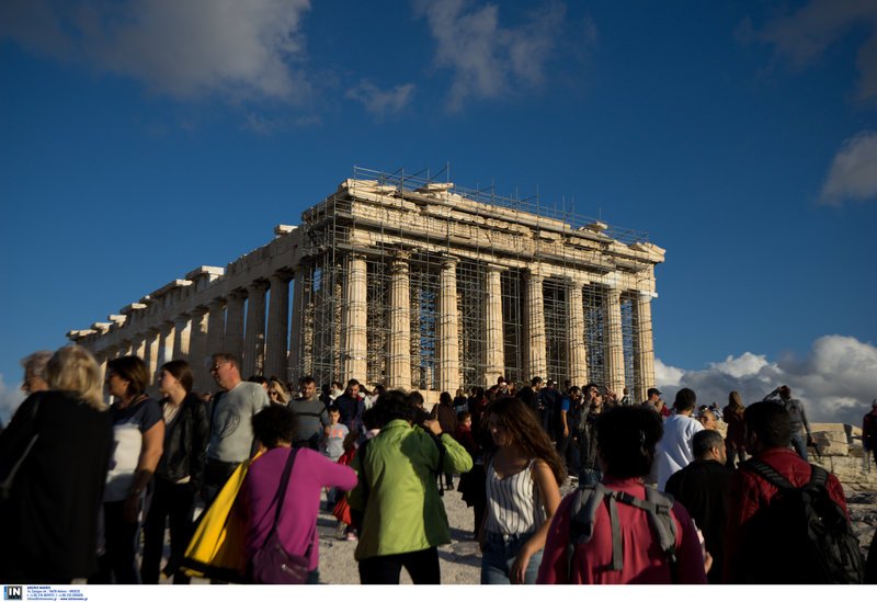 «Βούλιαξε» η Ακρόπολη από τον κόσμο -Ελεύθερη η είσοδος λόγω εθνικής επετείου [εικόνες] | iefimerida.gr 3