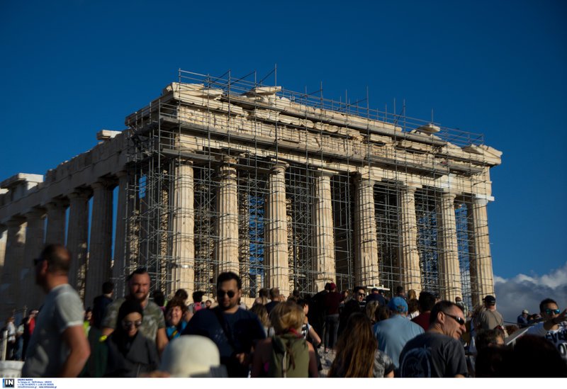 «Βούλιαξε» η Ακρόπολη από τον κόσμο -Ελεύθερη η είσοδος λόγω εθνικής επετείου [εικόνες] | iefimerida.gr 10