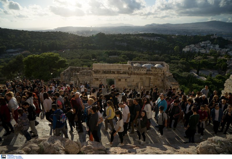 «Βούλιαξε» η Ακρόπολη από τον κόσμο -Ελεύθερη η είσοδος λόγω εθνικής επετείου [εικόνες] | iefimerida.gr 8