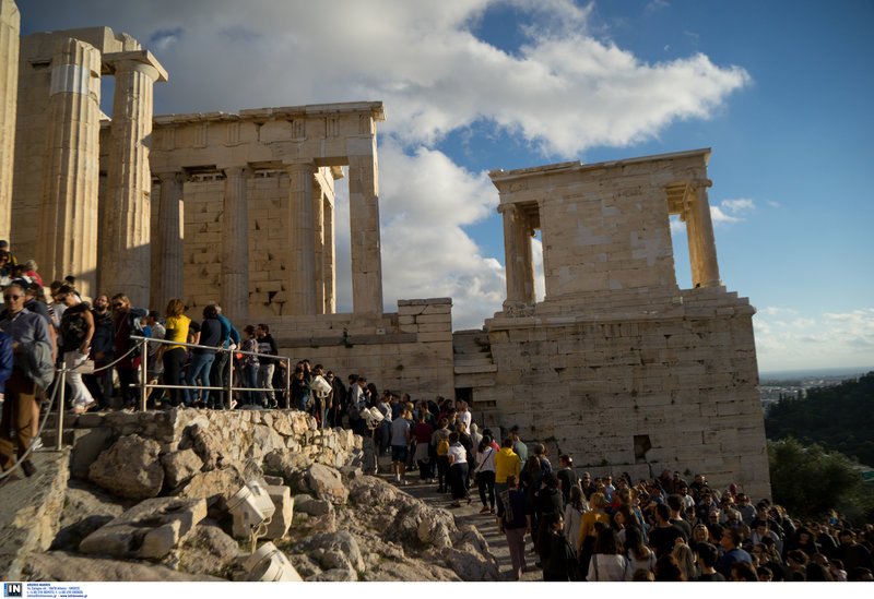 «Βούλιαξε» η Ακρόπολη από τον κόσμο -Ελεύθερη η είσοδος λόγω εθνικής επετείου [εικόνες] | iefimerida.gr 7