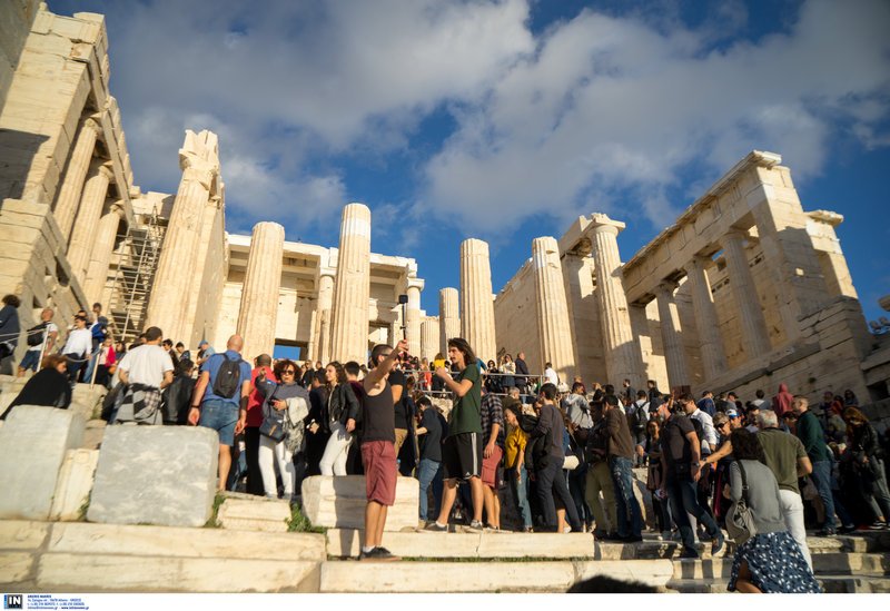 «Βούλιαξε» η Ακρόπολη από τον κόσμο -Ελεύθερη η είσοδος λόγω εθνικής επετείου [εικόνες] | iefimerida.gr 6