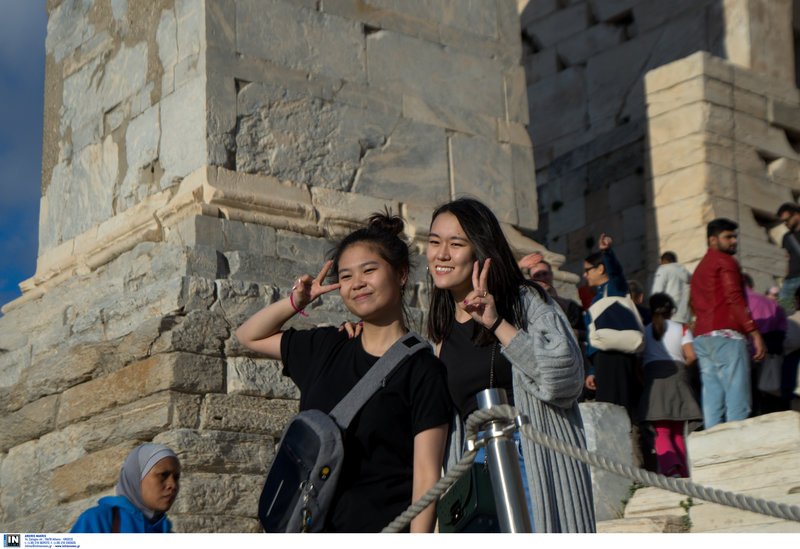 «Βούλιαξε» η Ακρόπολη από τον κόσμο -Ελεύθερη η είσοδος λόγω εθνικής επετείου [εικόνες] | iefimerida.gr 5