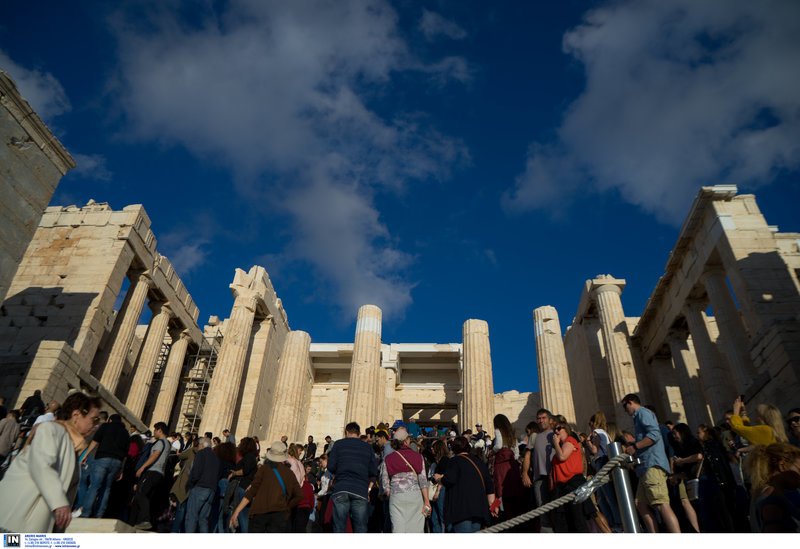 «Βούλιαξε» η Ακρόπολη από τον κόσμο -Ελεύθερη η είσοδος λόγω εθνικής επετείου [εικόνες] | iefimerida.gr 4