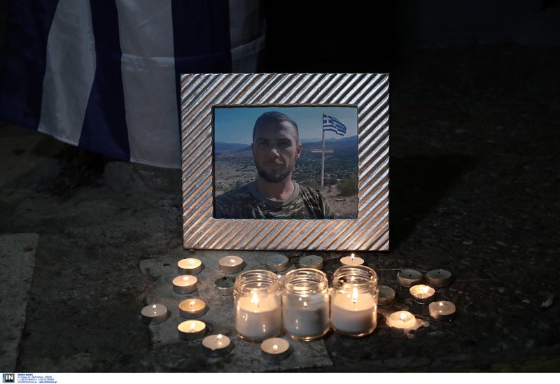 Οι συγκεντρωμένοι άναψαν ρεσό μπροστά από τη φωτογραφία του 35χρονου ομογενή -Φωτογραφία: Intimenews/ΛΙΑΚΟΣ ΓΙΑΝΝΗΣ