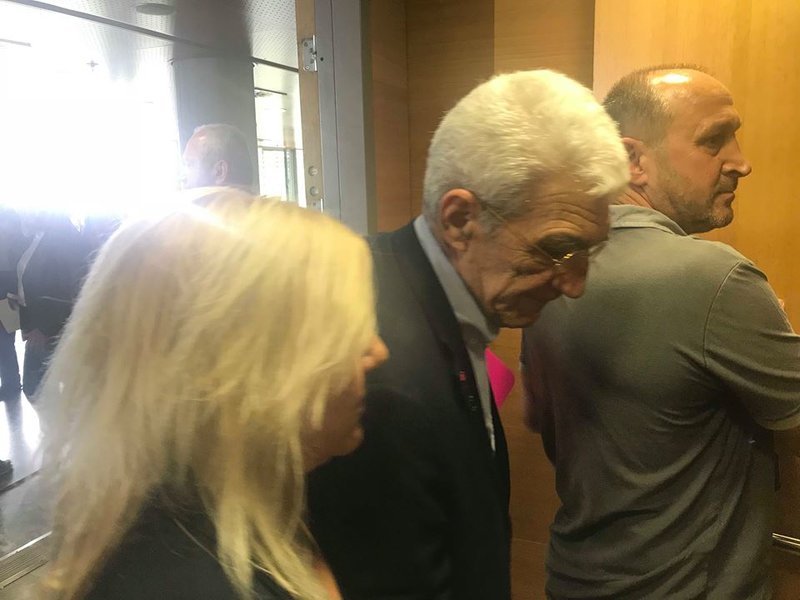 Με χειροκροτήματα υποδέχθηκαν στο δημοτικό συμβούλιο τον Γιάννη Μπουτάρη [εικόνες] | iefimerida.gr 0