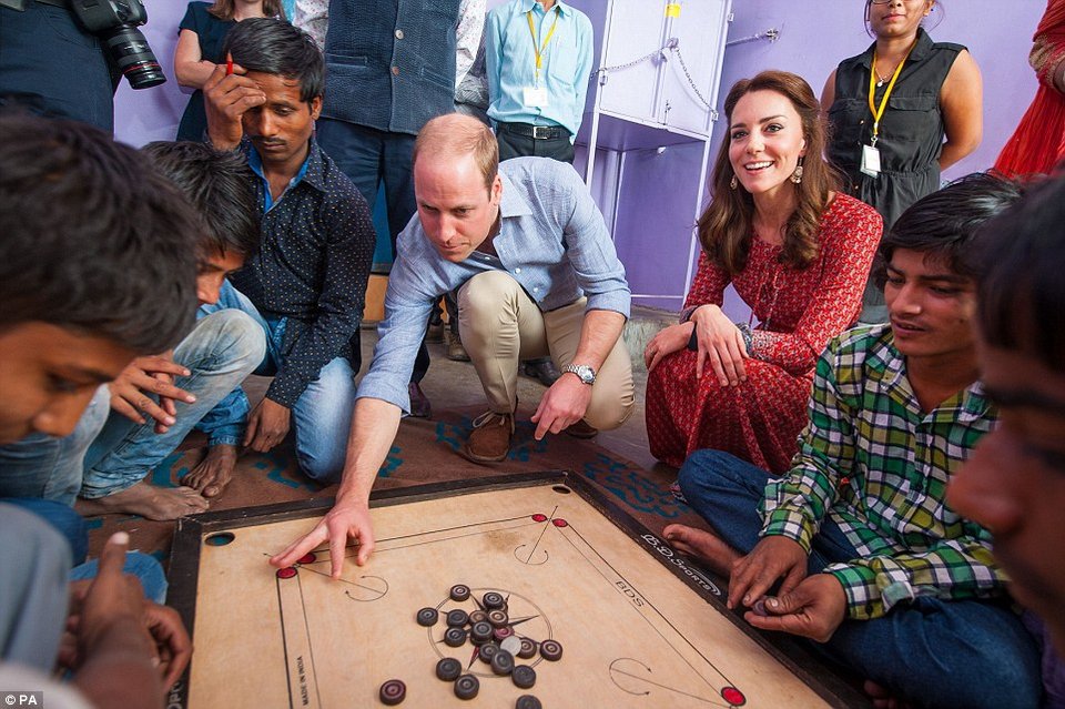 Η Μίντλετον έβγαλε για λίγο τα χλιδάτα φορέματα και έβαλε ένα των 50 λιρών [εικόνες] | iefimerida.gr 5