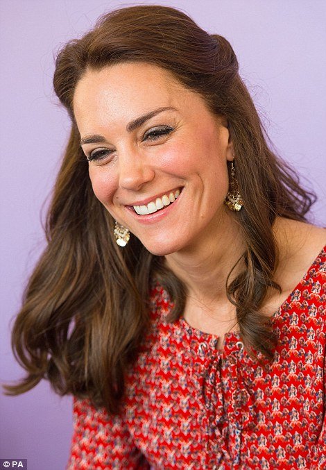 Η Μίντλετον έβγαλε για λίγο τα χλιδάτα φορέματα και έβαλε ένα των 50 λιρών [εικόνες] | iefimerida.gr 4