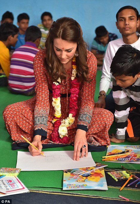 Η Μίντλετον έβγαλε για λίγο τα χλιδάτα φορέματα και έβαλε ένα των 50 λιρών [εικόνες] | iefimerida.gr 8