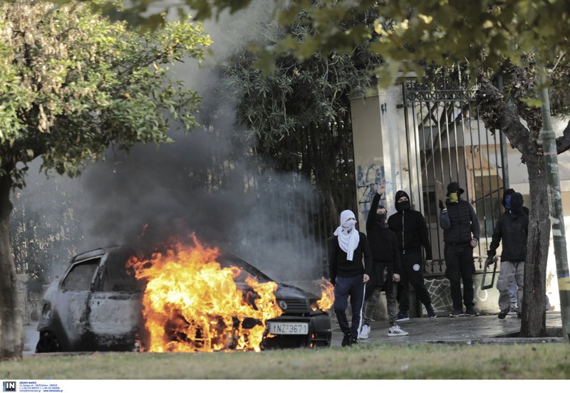 Επεισόδια στο Πολυτεχνείο: Κουκουλοφόροι πέταξαν πέτρες και μολότοφ, κάηκε αυτοκίνητο [εικόνες & βίντεο] | iefimerida.gr 15