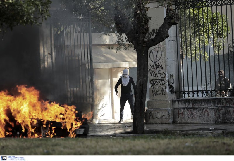 Επεισόδια στο Πολυτεχνείο: Κουκουλοφόροι πέταξαν πέτρες και μολότοφ, κάηκε αυτοκίνητο [εικόνες & βίντεο] | iefimerida.gr 14