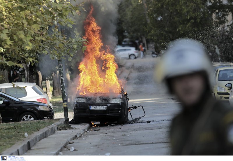 Επεισόδια στο Πολυτεχνείο: Κουκουλοφόροι πέταξαν πέτρες και μολότοφ, κάηκε αυτοκίνητο [εικόνες & βίντεο] | iefimerida.gr 13