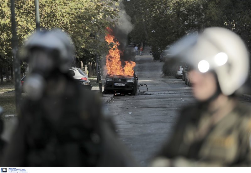 Επεισόδια στο Πολυτεχνείο: Κουκουλοφόροι πέταξαν πέτρες και μολότοφ, κάηκε αυτοκίνητο [εικόνες & βίντεο] | iefimerida.gr 12