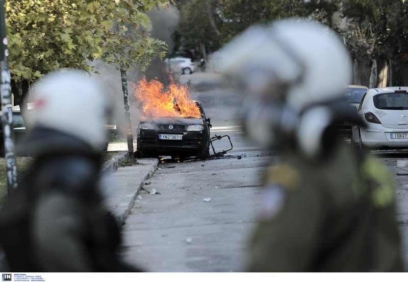 Επεισόδια στο Πολυτεχνείο: Κουκουλοφόροι πέταξαν πέτρες και μολότοφ, κάηκε αυτοκίνητο [εικόνες & βίντεο] | iefimerida.gr 10