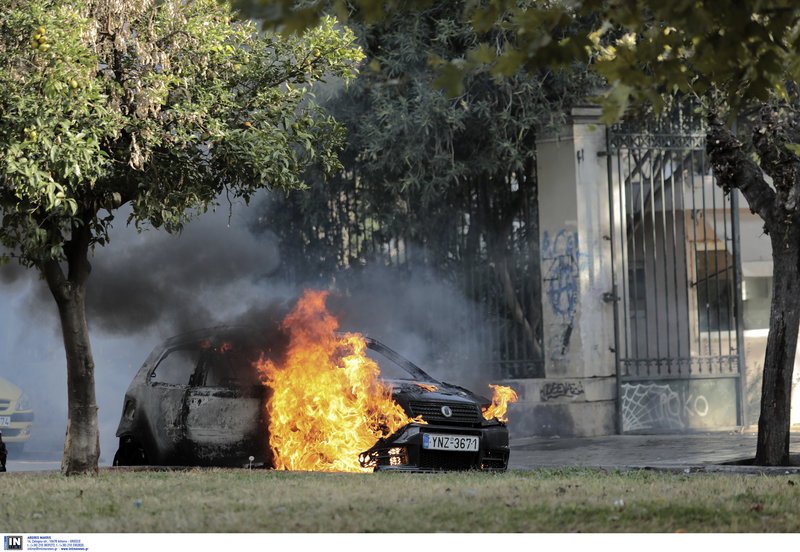 Επεισόδια στο Πολυτεχνείο: Κουκουλοφόροι πέταξαν πέτρες και μολότοφ, κάηκε αυτοκίνητο [εικόνες & βίντεο] | iefimerida.gr 9