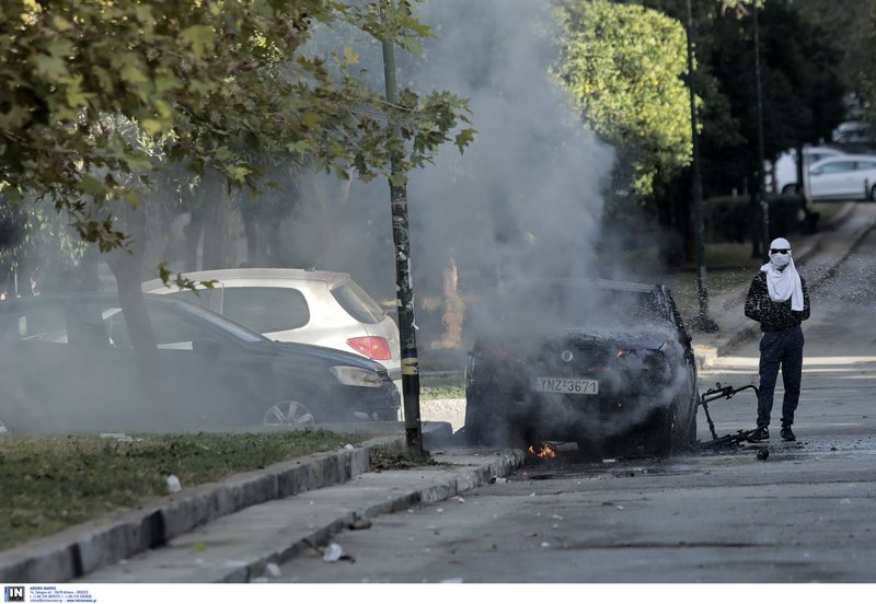 Επεισόδια στο Πολυτεχνείο: Κουκουλοφόροι πέταξαν πέτρες και μολότοφ, κάηκε αυτοκίνητο [εικόνες & βίντεο] | iefimerida.gr 11