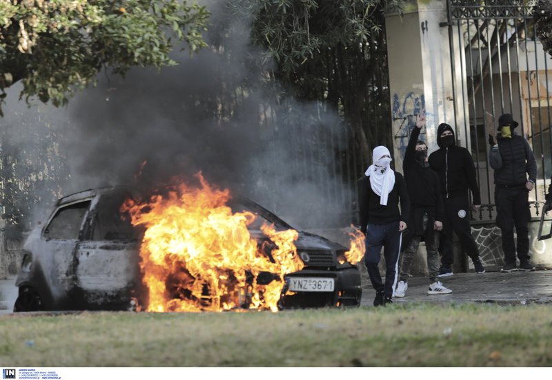 Επεισόδια στο Πολυτεχνείο: Κουκουλοφόροι πέταξαν πέτρες και μολότοφ, κάηκε αυτοκίνητο [εικόνες & βίντεο] | iefimerida.gr 7