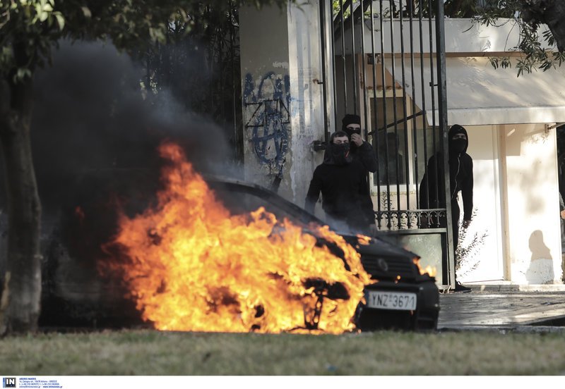 Επεισόδια στο Πολυτεχνείο: Κουκουλοφόροι πέταξαν πέτρες και μολότοφ, κάηκε αυτοκίνητο [εικόνες & βίντεο] | iefimerida.gr 8