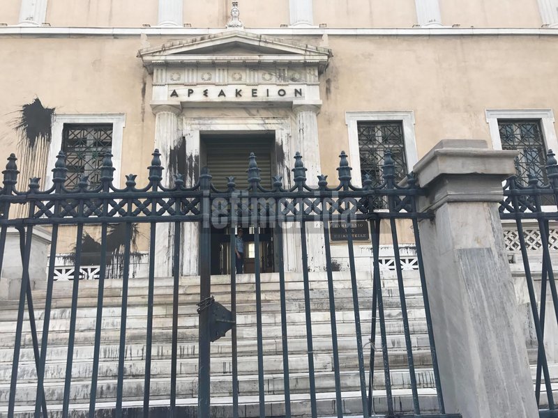 Συνταξιούχοι έξω από το ΣτΕ -Διαμαρτυρήθηκαν για τις περικοπές συντάξεων [εικόνες & βίντεο] | iefimerida.gr 2