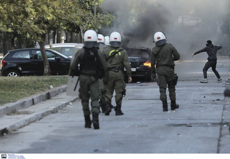 Επεισόδια στο Πολυτεχνείο: Κουκουλοφόροι πέταξαν πέτρες και μολότοφ, κάηκε αυτοκίνητο [εικόνες & βίντεο] | iefimerida.gr 6