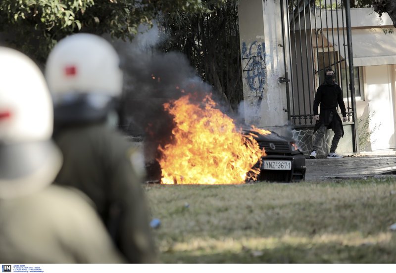 Επεισόδια στο Πολυτεχνείο: Κουκουλοφόροι πέταξαν πέτρες και μολότοφ, κάηκε αυτοκίνητο [εικόνες & βίντεο] | iefimerida.gr 4