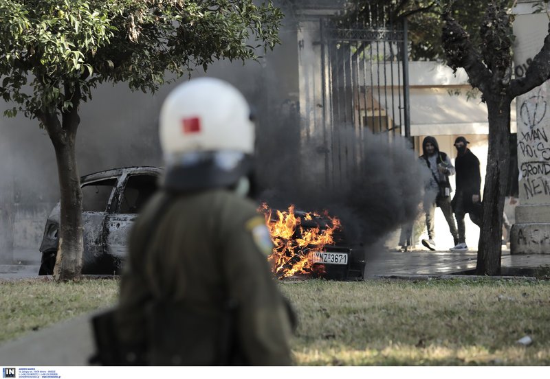 Επεισόδια στο Πολυτεχνείο: Κουκουλοφόροι πέταξαν πέτρες και μολότοφ, κάηκε αυτοκίνητο [εικόνες & βίντεο] | iefimerida.gr 3