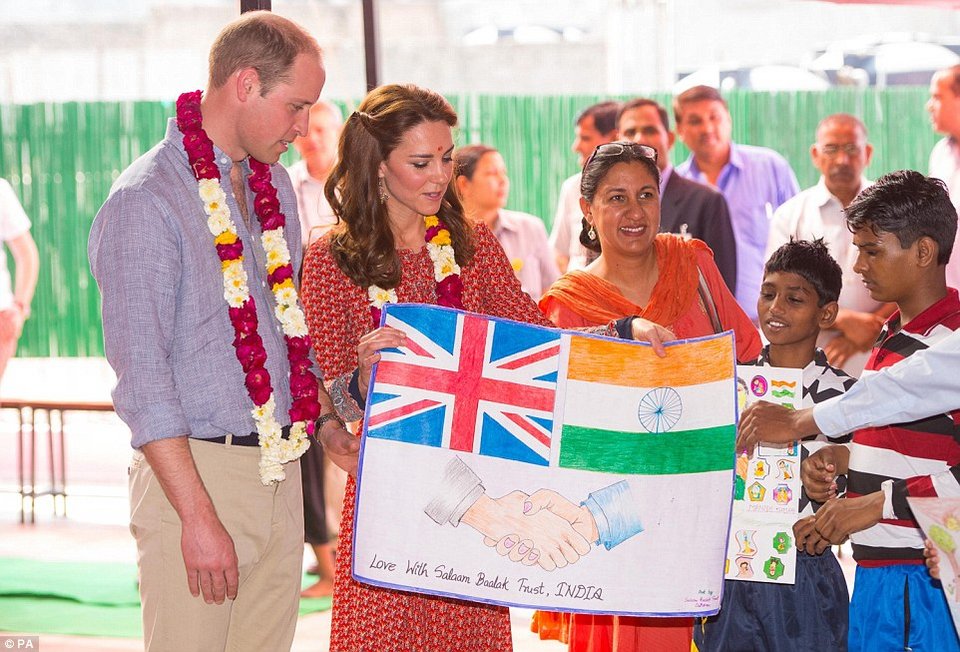 Η Μίντλετον έβγαλε για λίγο τα χλιδάτα φορέματα και έβαλε ένα των 50 λιρών [εικόνες] | iefimerida.gr 11