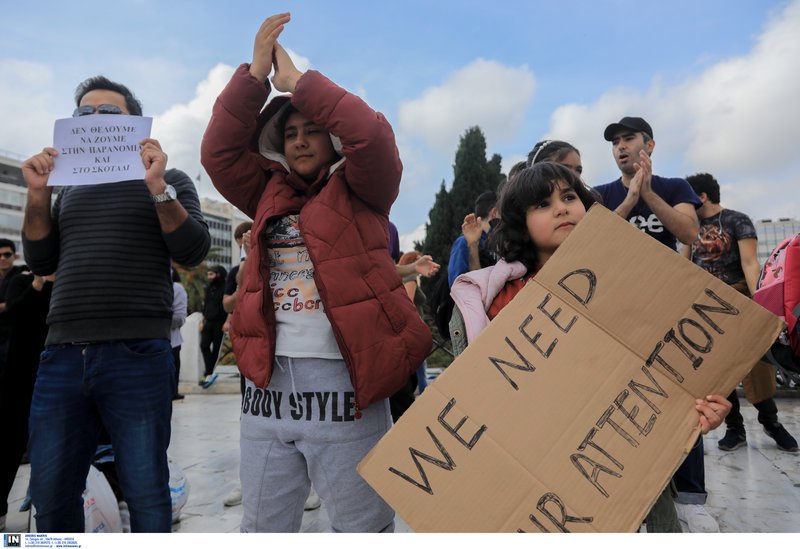 Καθιστική διαμαρτυρία Ιρανών προσφύγων στην πλατεία Συντάγματος [εικόνες] | iefimerida.gr 3