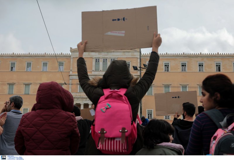 Οικογένειες Ιρανών εξω από τη Βουλή