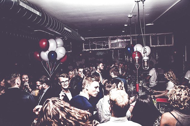 Μπαρ στη Δανία ψάχνει εργαζόμενο για να βλέπει πορνό - Αμοιβή 3.000 ευρώ [εικόνες] | iefimerida.gr 2