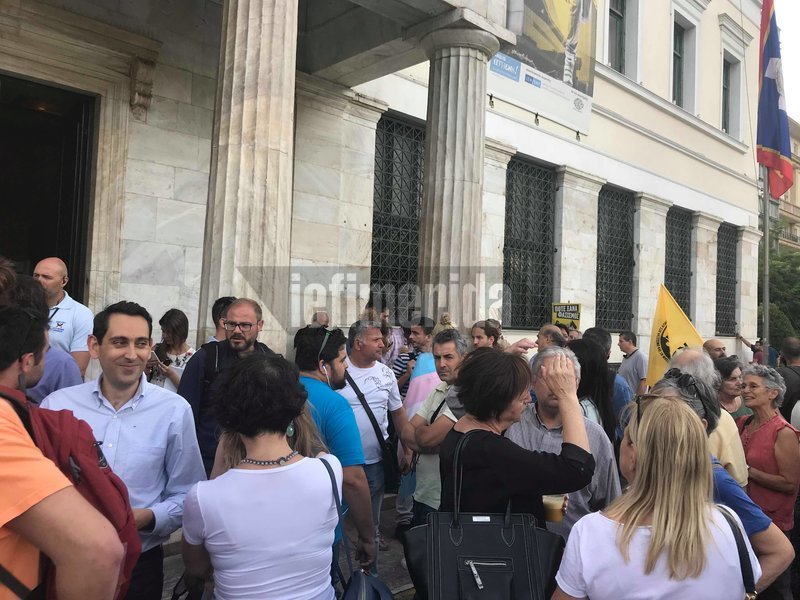 Συγκέντρωση αλληλεγγύης για τον Μπουτάρη στο Δημαρχείο Αθηνών [εικόνες & βίντεο] | iefimerida.gr 3