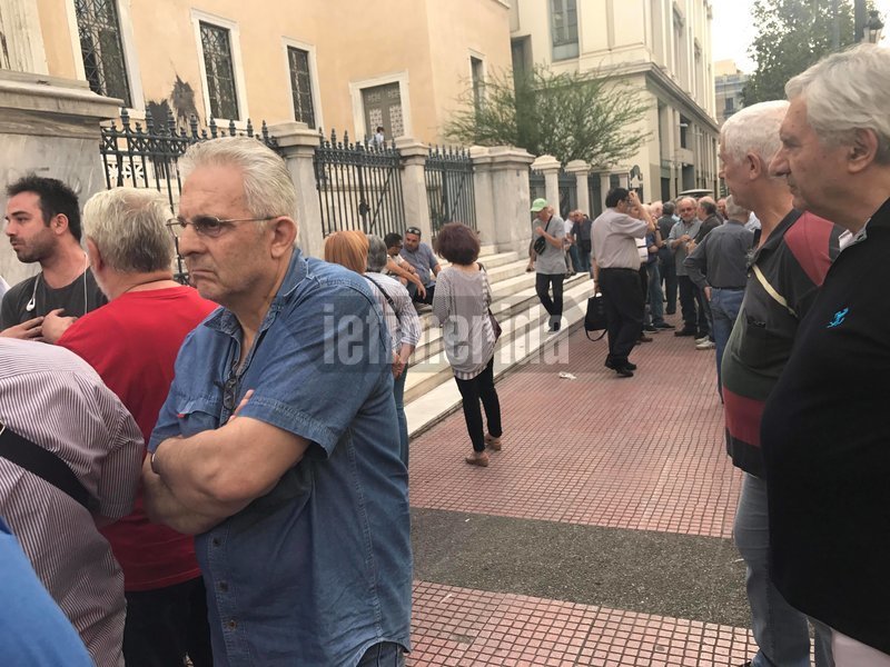 Συνταξιούχοι έξω από το ΣτΕ -Διαμαρτυρήθηκαν για τις περικοπές συντάξεων [εικόνες & βίντεο] | iefimerida.gr 0