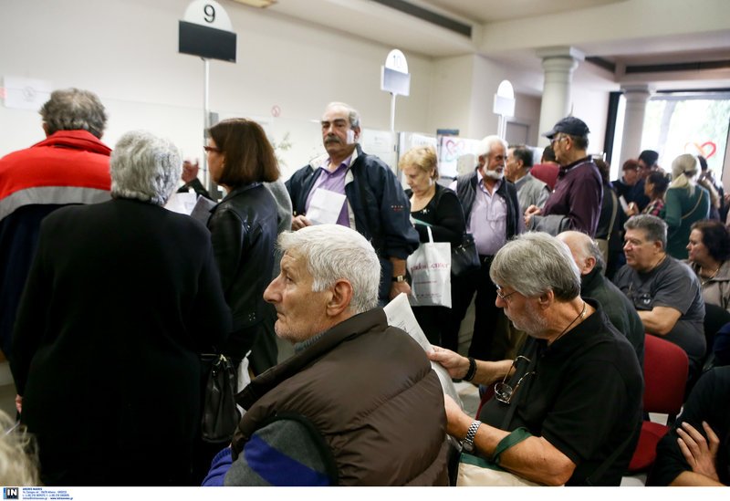 Ουρές συνταξιούχων στο ΕΤΕΑΕΠ για τις αιτήσεις για τα αναδομικά [εικόνες] | iefimerida.gr 2