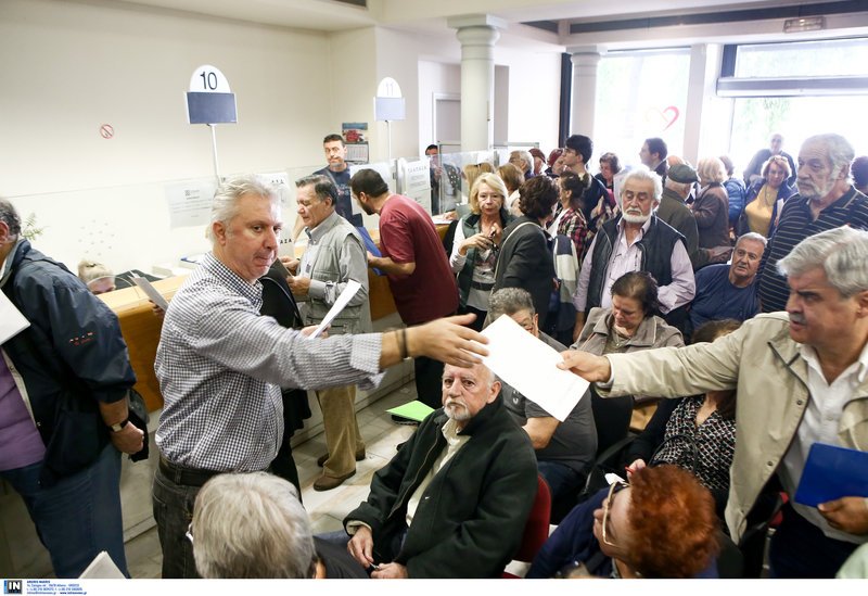 Ουρές συνταξιούχων στο ΕΤΕΑΕΠ για τις αιτήσεις για τα αναδομικά [εικόνες] | iefimerida.gr 0