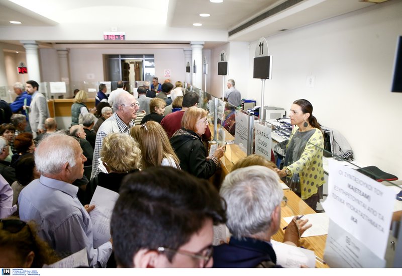 Ουρές συνταξιούχων στο ΕΤΕΑΕΠ για τις αιτήσεις για τα αναδομικά [εικόνες] | iefimerida.gr 4