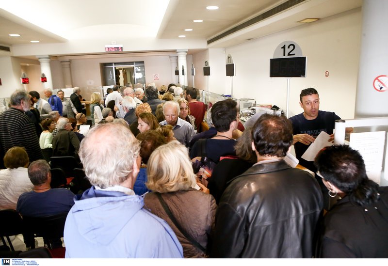 Ουρές συνταξιούχων στο ΕΤΕΑΕΠ για τις αιτήσεις για τα αναδομικά [εικόνες] | iefimerida.gr 6