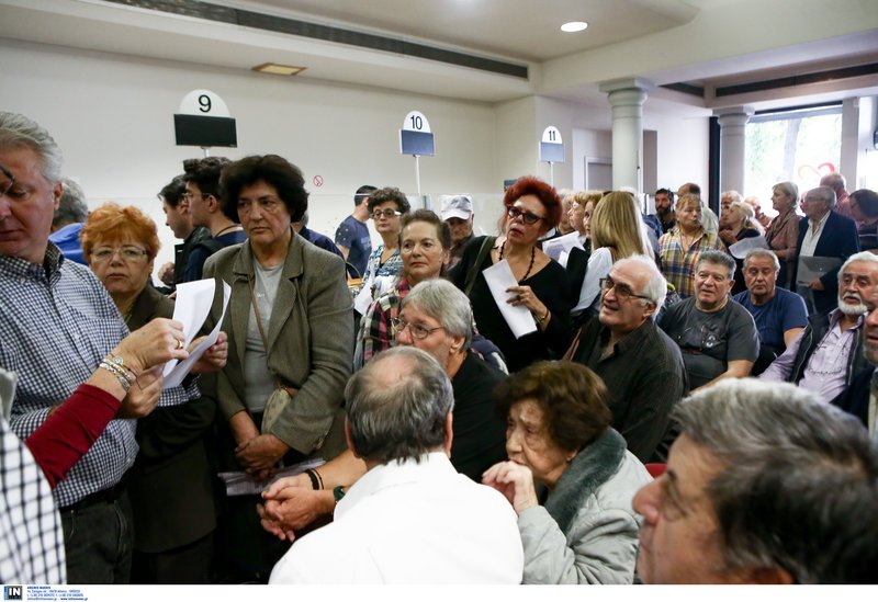 Ουρές συνταξιούχων στο ΕΤΕΑΕΠ για τις αιτήσεις για τα αναδομικά [εικόνες] | iefimerida.gr 5