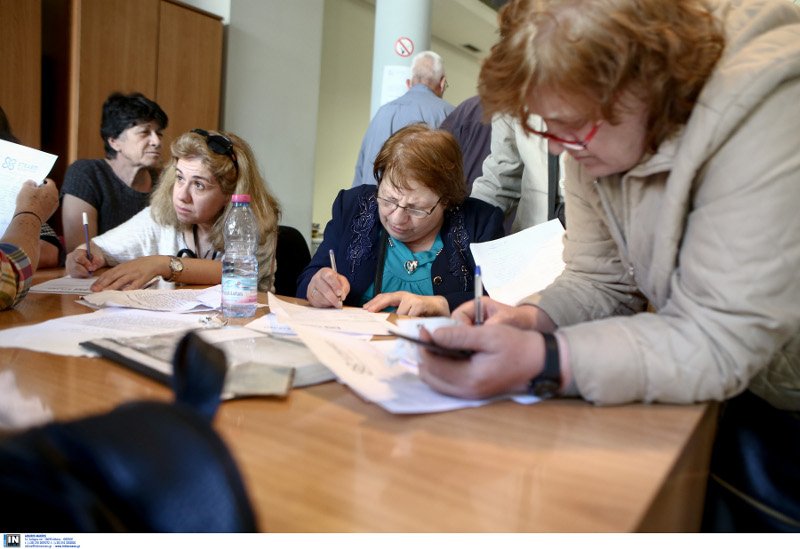 Ουρές συνταξιούχων στο ΕΤΕΑΕΠ για τις αιτήσεις για τα αναδομικά [εικόνες] | iefimerida.gr 10