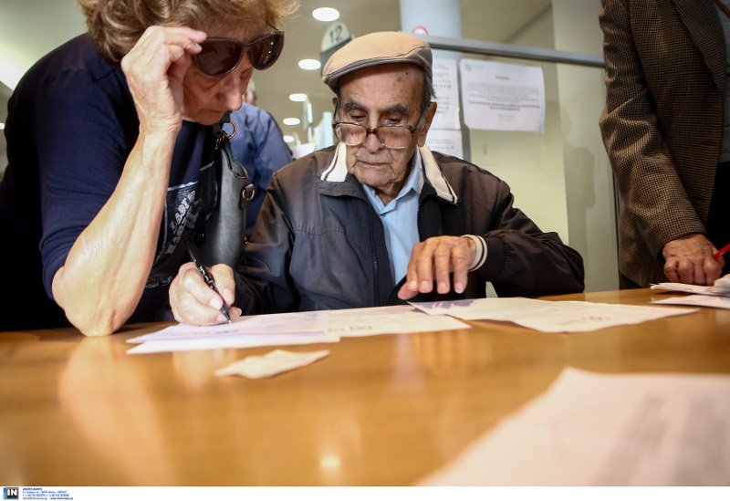 Ουρές συνταξιούχων στο ΕΤΕΑΕΠ για τις αιτήσεις για τα αναδομικά [εικόνες] | iefimerida.gr 7