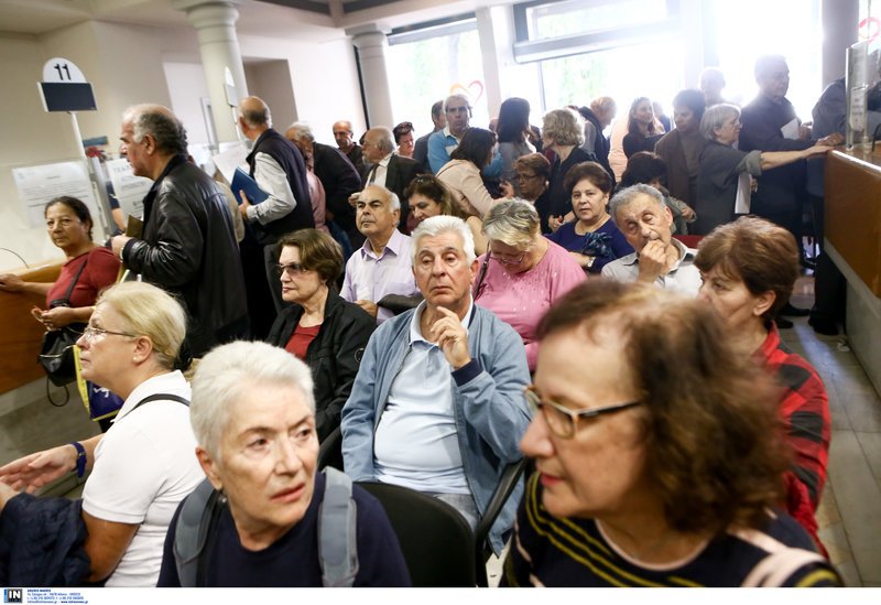 Ουρές συνταξιούχων στο ΕΤΕΑΕΠ για τις αιτήσεις για τα αναδομικά [εικόνες] | iefimerida.gr 8