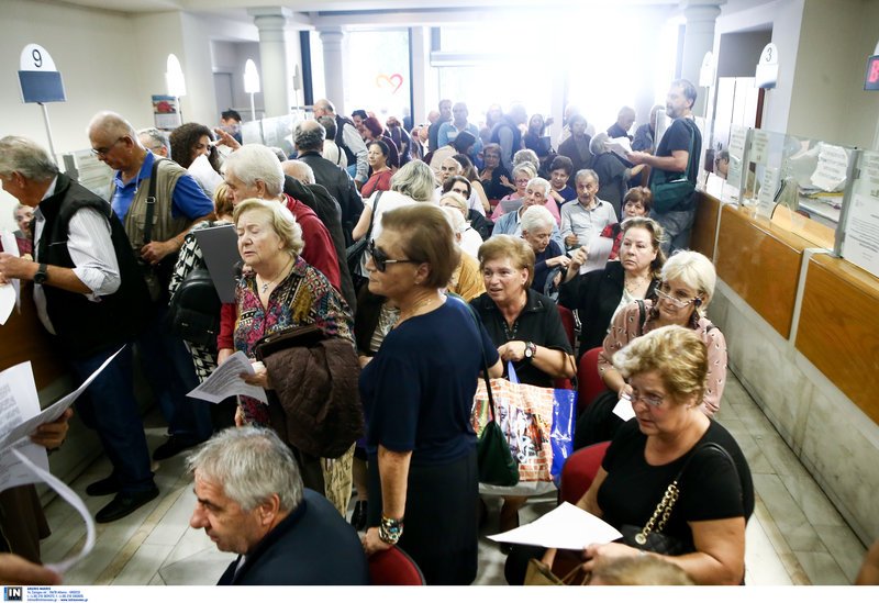 Ουρές συνταξιούχων στο ΕΤΕΑΕΠ για τις αιτήσεις για τα αναδομικά [εικόνες] | iefimerida.gr 9