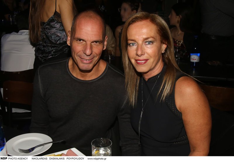 Ο Γιάννης Βαρουάκης και η Δανάη Στράτου πόζαραν και στον φακό του φωτογράφου.