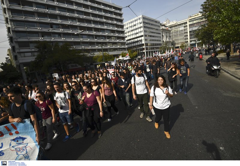 Πορεία φοιτητών στο κέντρο της Αθήνας -Με καπνογόνα και τύμπανα [εικόνες] | iefimerida.gr 6