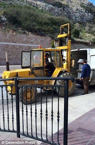 Απογοητευμένο ζευγάρι Βρετανών με τη Ρόδο -Εκλεισαν πολυτελές ξενοδοχείο και τους πήγαν σε εργοτάξιο [εικόνες] | iefimerida.gr 3