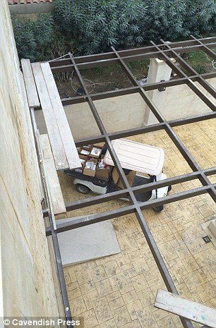 Απογοητευμένο ζευγάρι Βρετανών με τη Ρόδο -Εκλεισαν πολυτελές ξενοδοχείο και τους πήγαν σε εργοτάξιο [εικόνες] | iefimerida.gr 1