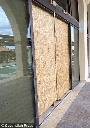 Απογοητευμένο ζευγάρι Βρετανών με τη Ρόδο -Εκλεισαν πολυτελές ξενοδοχείο και τους πήγαν σε εργοτάξιο [εικόνες] | iefimerida.gr 12