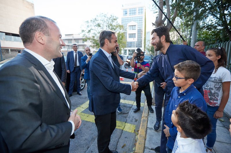 Μητσοτάκης-Βέμπερ μαζί στην Κιβωτό του Κόσμου -Τα συγκινητικά δώρα, η υποδοχή του πατέρα Αντώνιου [εικόνες] | iefimerida.gr 0