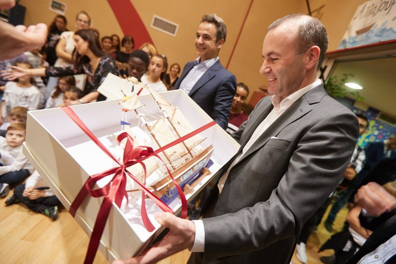 Μητσοτάκης-Βέμπερ μαζί στην Κιβωτό του Κόσμου -Τα συγκινητικά δώρα, η υποδοχή του πατέρα Αντώνιου [εικόνες] | iefimerida.gr 7