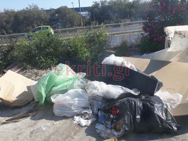 Δεν πίστευαν στα μάτια τους στο Ηράκλειο -Βρήκαν στα σκουπίδια πεταμένο ένα φέρετρο | iefimerida.gr 0