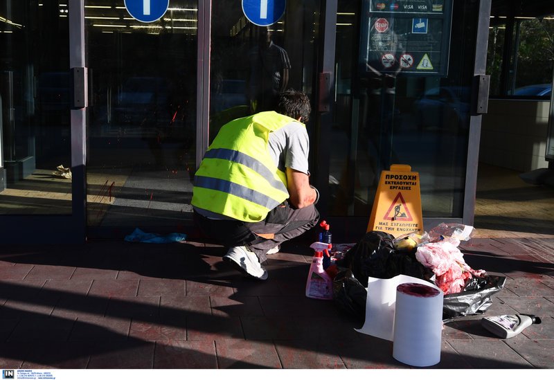 Eπίθεση σε σούπερ μάρκετ στη Νέα Φιλαδέλφεια -Επειδή άνοιξε Κυριακή [εικόνες] | iefimerida.gr 1